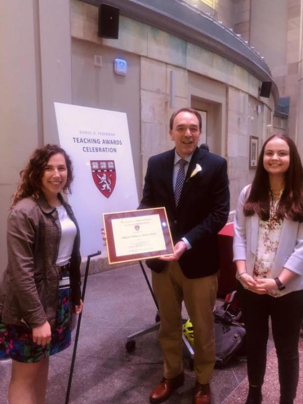 Presenting the award were HST MD/PhD students Nicole Gilette (left) and Kathryn Evans.